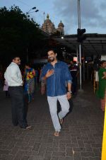 Madhavan with his family at Siddhivinayak on the occasion of his bday on 1st June 2015 (14)_556c60108485b.JPG
