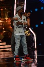 Varun Dhawan and Remo D_souza at India_s Got Talent on 3rd June 2015 (27)_5570192ecd407.JPG