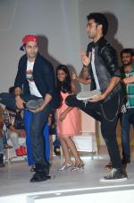 varun Dhawan_s 4D music and dance performance in association with Pond_s men and ABCD 2 in Byculla on 7th June 2015 (138)_5575315217cb9.JPG