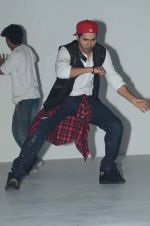 varun Dhawan_s 4D music and dance performance in association with Pond_s men and ABCD 2 in Byculla on 7th June 2015 (227)_5575316a65745.JPG