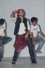 varun Dhawan_s 4D music and dance performance in association with Pond_s men and ABCD 2 in Byculla on 7th June 2015 (23)_55753109918b2.JPG