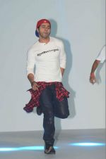 varun Dhawan_s 4D music and dance performance in association with Pond_s men and ABCD 2 in Byculla on 7th June 2015 (26)_5575310bd7c70.JPG