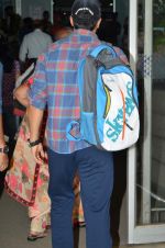 varun Dhawan leave for indore on 9th June 2015 (23)_5576b2689293e.JPG