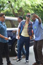 varun Dhawan leave for indore on 9th June 2015 (26)_5576b26dc8742.JPG
