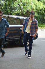 varun Dhawan leave for indore on 9th June 2015 (28)_5576b270271a9.JPG