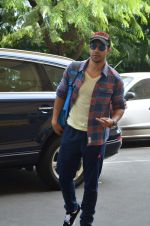 varun Dhawan leave for indore on 9th June 2015 (31)_5576b2739e8f3.JPG