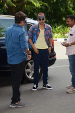 varun Dhawan leave for indore on 9th June 2015 (55)_5576b287e683d.JPG
