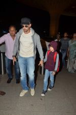 Hrithik Roshan leaves with kids for 20 days vacation to Cape Town, South Africa on 11th June 2015 (44)_557ae7c65898d.JPG