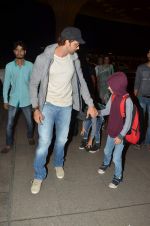 Hrithik Roshan leaves with kids for 20 days vacation to Cape Town, South Africa on 11th June 2015 (45)_557ae7c7afd9f.JPG