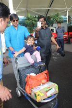 Vivek Oberoi snapped with kids and wife at the airport on 13th June 2015 (56)_557d64f1aab3e.JPG