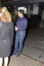 Raj Kundra snapped with few friends in Mumbai on 15th June 2015 (9)_557facce426d1.JPG