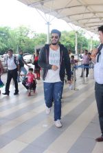 Arjun Kapoor snapped at early morning International airport in Mumbai on 16th June 2015 (29)_558114af762e3.JPG