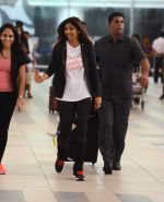 Shilpa Shetty snapped at airport as she returns from Bangalore in Domestic Airport on 21st June 2015 (4)_5586eb4df01c6.JPG