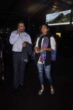 Shilpa Shetty and Raj Kundra snapped at airport as they arrive from Delhi on 24th June 2015 (15)_558b9d87e5cb3.JPG