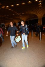 Varun Dhawan leave for Bulgaria for Dilwale shoot in Mumbai Airport on 24th June 2015 (23)_558b9d751ff6f.JPG