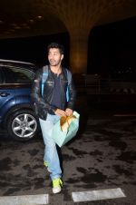 Varun Dhawan leave for Bulgaria for Dilwale shoot in Mumbai Airport on 24th June 2015 (32)_558b9d7ba9e58.JPG