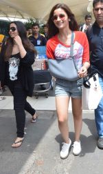 Alia Bhatt snapped with sister as she returns from her family vacation after 15 years in Hyderabad on 27th June 2015 (9)_559175b620ff2.JPG