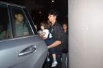 Shahrukh Khan returns with family at airport from London in International Airport on 27th June 2015 (5)_559175c48a850.JPG