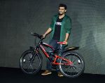 Arjun Kapoor promotes hero cycles in delhi on 30th June 2015 (15)_5593c91b58173.jpg