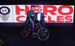 Arjun Kapoor promotes hero cycles in delhi on 30th June 2015 (21)_5593c9207b31a.jpg