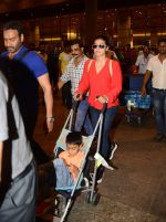 Ajay Devgan and Kajol return from London along with mom and kids on 2nd july 2015 (15)_5596315ce4f39.JPG