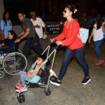 Kajol return from London along with mom and kids on 2nd july 2015 (28)_5596315e4f1a9.JPG