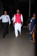 Abhishek Bachchan snapped at the airport on 3rd July 2015 (5)_5597c1f528d15.JPG