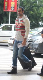 Kunal Kapoor snapped at domestic airport on 5th July 2015 (32)_559a16e22a64e.JPG