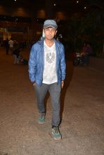 Sonu Nigam snapped at international airport in Mumbai on 5th July 2015 (21)_559a18200df6e.JPG