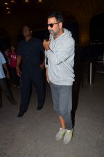 Akshay Kumar leaves for Singh in Bling shoot in Mumbai on 7th July 2015 (26)_559ce26eb9c5e.JPG