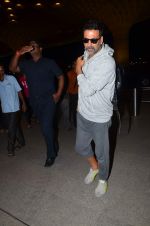 Akshay Kumar leaves for Singh in Bling shoot in Mumbai on 7th July 2015 (27)_559ce26fcc54e.JPG