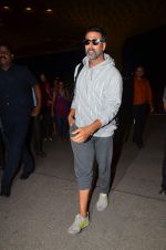Akshay Kumar leaves for Singh in Bling shoot in Mumbai on 7th July 2015 (34)_559ce2793a736.JPG