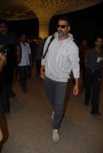 Akshay Kumar leaves for Singh in Bling shoot in Mumbai on 7th July 2015 (8)_559ce26277ead.JPG