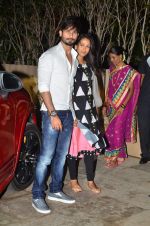 Shahid Kapoor and Meera snapped at home on 8th July 2015 (18)_559f8d591d198.JPG