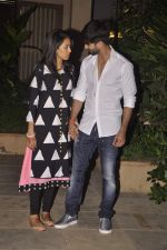 Shahid Kapoor and Meera snapped at home on 8th July 2015 (9)_559f8d7941615.JPG