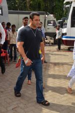 Salman Khan snapped at Mehboob on 10th July 2015 (5)_55a10f118b9bb.JPG