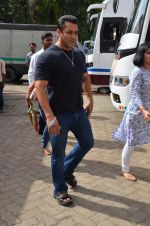 Salman Khan snapped at Mehboob on 10th July 2015 (8)_55a10f13cf8d6.JPG
