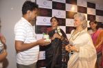 Waheeda Rehman at Krishna Mehta_s store in association with Tata Medical Center in Chowpatty on 10th July 2015 (47)_55a10c07c944a.JPG