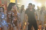 Shruti Haasan, John Abraham at Welcome Back song shoot in Aarey Milk Colony on 13th July 2015 (191)_55a4b35e9f70a.JPG