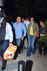 Kareena Kapoor, Salman Khan return from Delhi on 14th July 2015 (3)_55a5ff79a9196.JPG