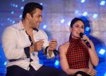 Salman Khan, Kareena Kapoor at Bajrangi Bhaijaan promotions in Delhi on 14th July 2015 (89)_55a5fd891d9b9.jpg