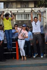 Jacqueline Fernandez at Dino Morea_s free public gym launch in marine Drive on 15th July 2015 (17)_55a772c2e838f.JPG