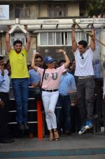 Jacqueline Fernandez at Dino Morea_s free public gym launch in marine Drive on 15th July 2015 (19)_55a772c387a32.JPG