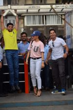 Jacqueline Fernandez at Dino Morea_s free public gym launch in marine Drive on 15th July 2015 (20)_55a772c4197ed.JPG
