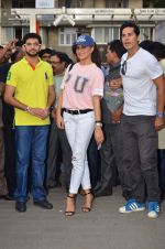 Jacqueline Fernandez at Dino Morea_s free public gym launch in marine Drive on 15th July 2015 (27)_55a772c6dde40.JPG