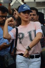 Jacqueline Fernandez at Dino Morea_s free public gym launch in marine Drive on 15th July 2015 (41)_55a772cdd4db4.JPG