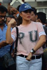 Jacqueline Fernandez at Dino Morea_s free public gym launch in marine Drive on 15th July 2015 (42)_55a772ce752e9.JPG