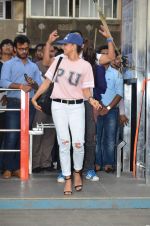 Jacqueline Fernandez at Dino Morea_s free public gym launch in marine Drive on 15th July 2015 (6)_55a772bd79836.JPG