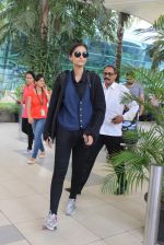 Sonam Kapoor snapped at Airport on 20th July 2015 (62)_55ad07021c7dc.JPG