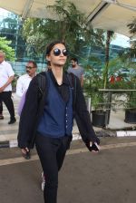 Sonam Kapoor snapped at Airport on 20th July 2015 (69)_55ad0709931cc.JPG